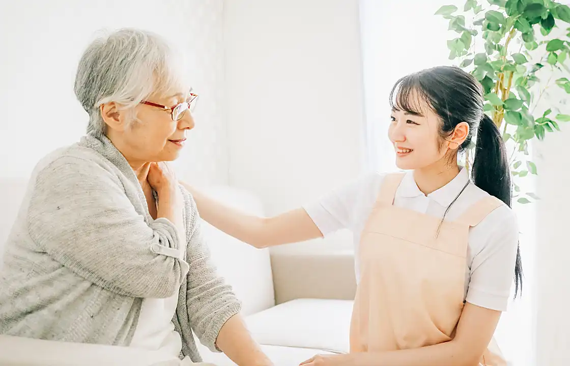 介護支援を受ける高齢者と支援スタッフ